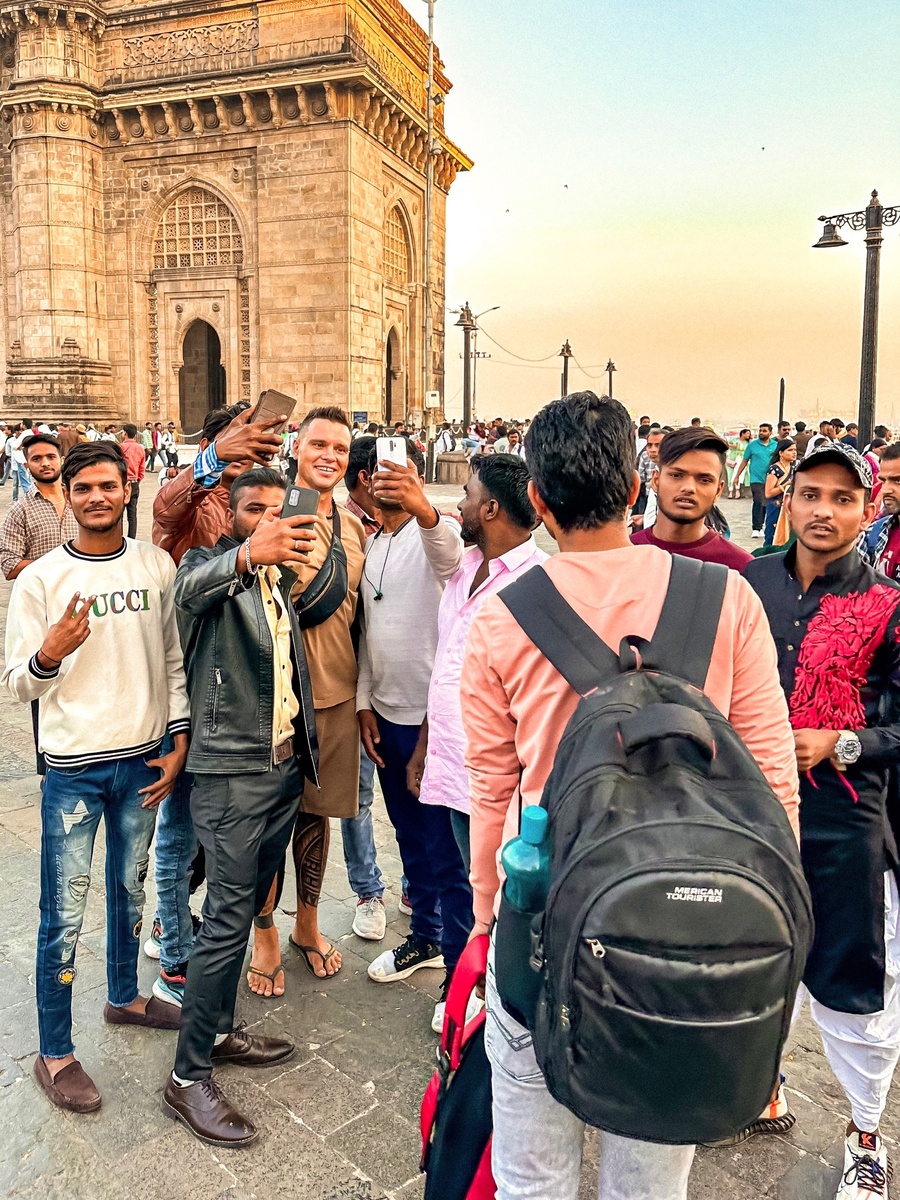 В Гоа, где туристов много, интереса к белым поменьше, а вот в Мумбаи нам просто прохода не давали – фоткались, фоткались, фоткались с нами... Нас окружали, выстраивались в очередь, которая росла быстрее, чем мы успевали сфотографироваться с очередным желающим. Индийцы становились по одному, по трое и целыми семьями. Часто просили сфотографироваться с их детьми, причем желание детей не учитывается. И все это может длиться бесконечно!