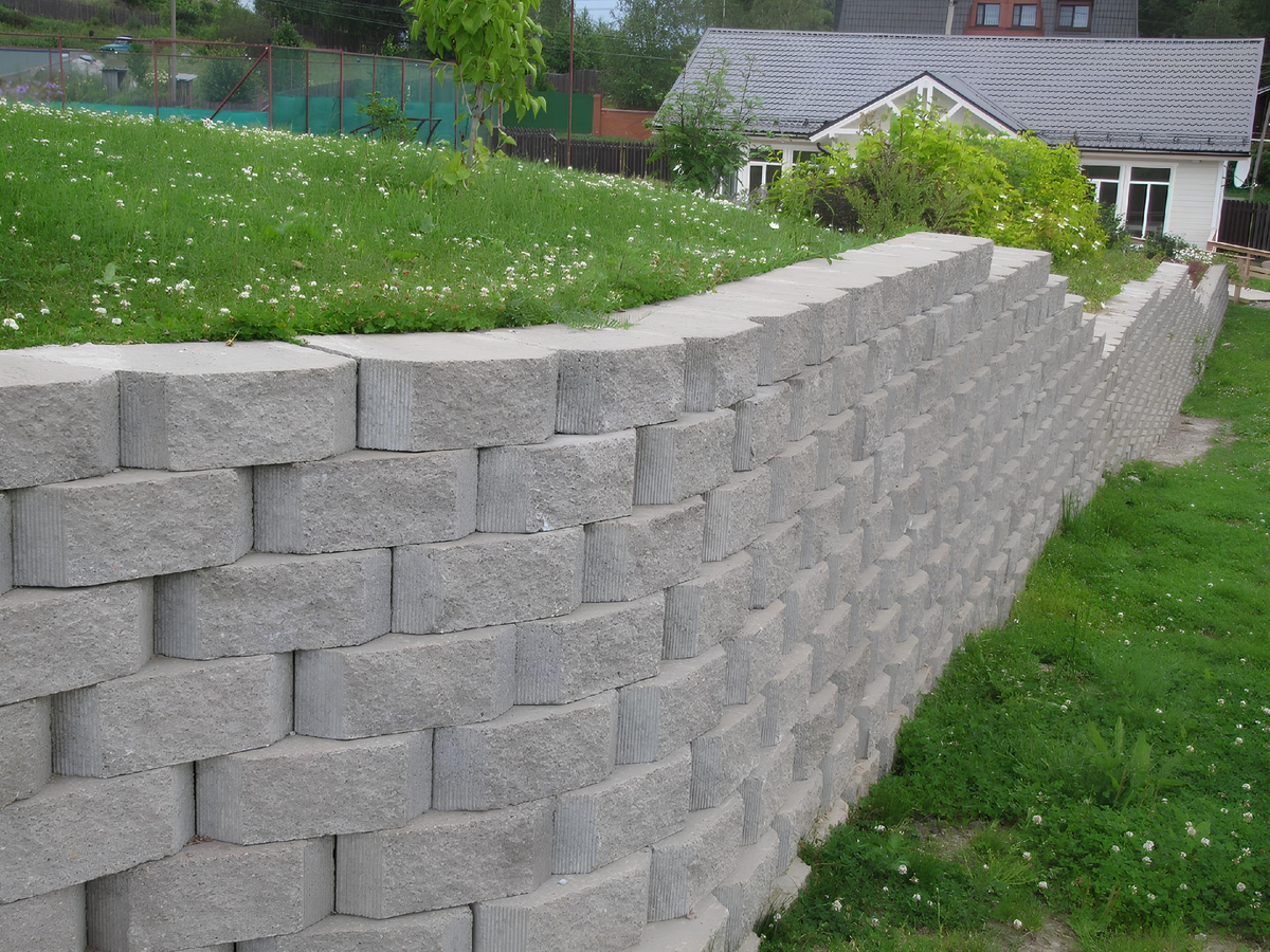 Пример монтажа подпорного камня в частном домовладении.