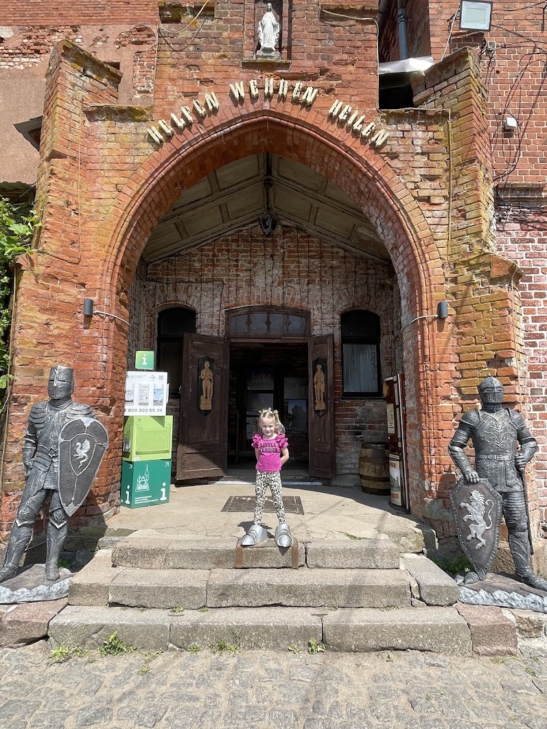 Вход в здание замка