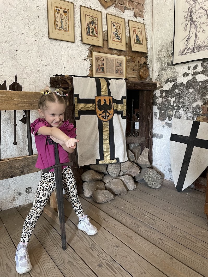 Диана вжилась в роль владельца замка