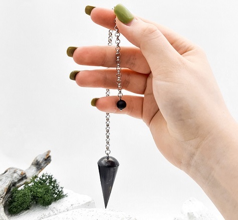 Лично мне нравятся маятники из шунгита - но выбор "своего" маятника это очень индивидуально