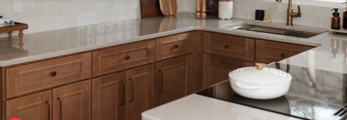 Sevilia от Quantra Quartz - стильная и практичная столешница для кухни в стиле 1940-х.