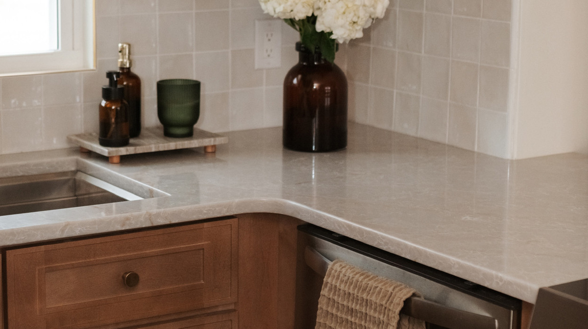 Кварц Sevilia 9953 — вдохновлённый натуральным камнем Тадж-Махал.