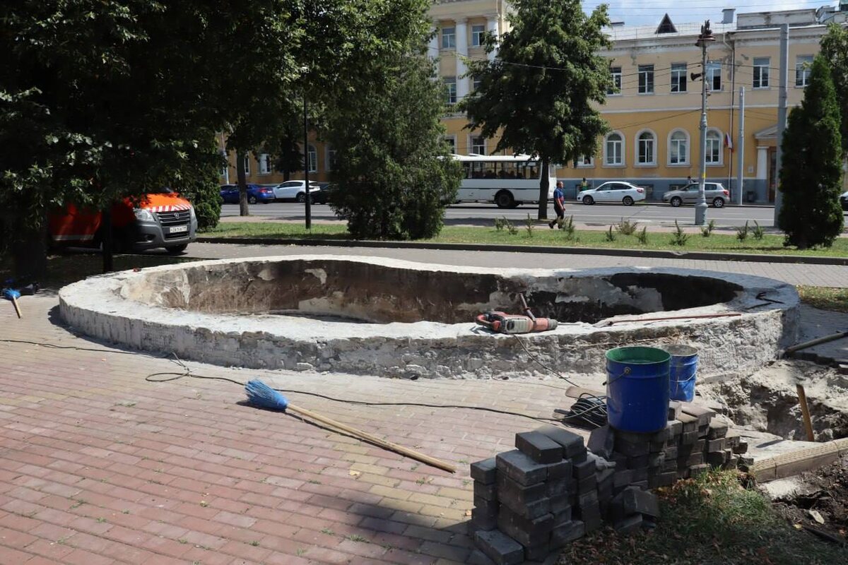    В Курском сквере им. Свиридова чинят фонтан
