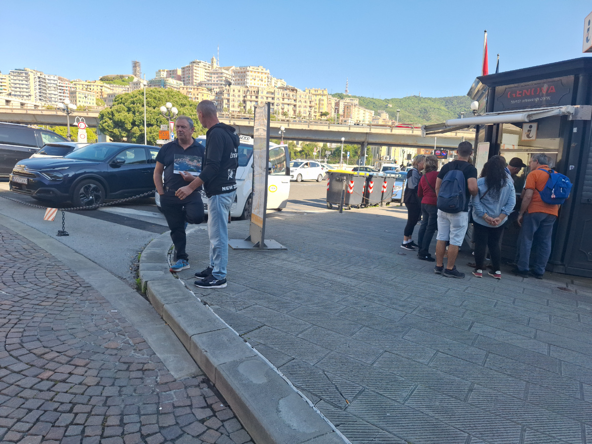 Вышли с паромного терминала.