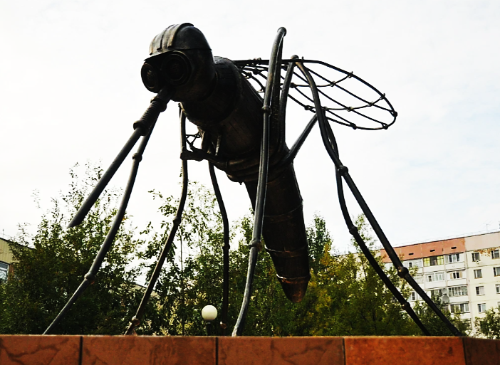 Скульптура «Комар-нефтяник»