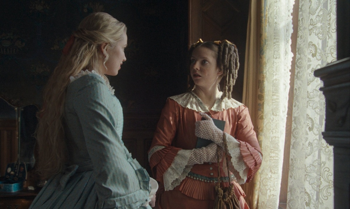 Сначала Эльвира хотела дружить с Агнес, но потом ее отношение к сводной сестре изменилось...