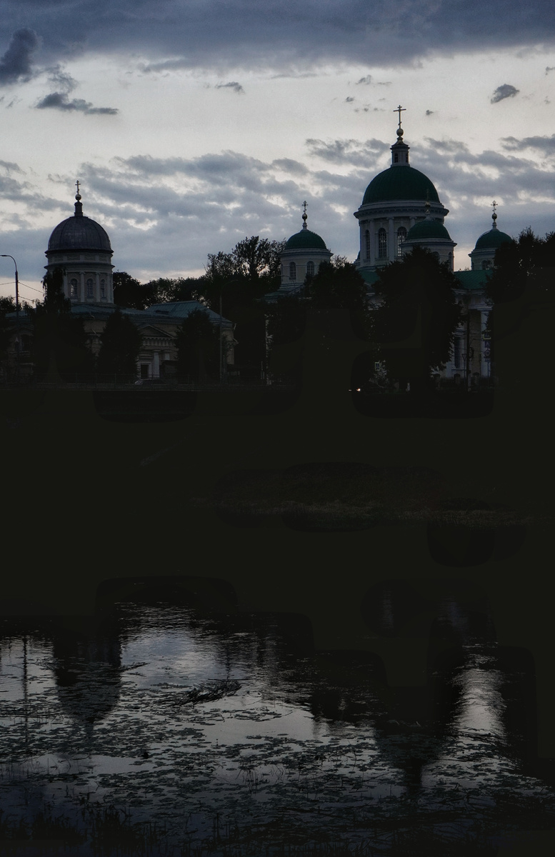 Такой завтрак в таком заведении  идеально подходит перед активным днем в Торжке!  Велопрогулка по Торжку — настоящий музей под открытым небом, который удобно исследовать  на велосипеде. Город компактен, здесь много неспешных улочек, старинных храмов, купеческих особняков и уютная набережная. Один из достаточно удобных маршрутов это: от центрального моста по улице Дзержинского к   Борисоглебского монастыря, мимо Вознесенской церкви и деревянных домиков, далее катим в сторону центральной набережной, фото-оставка на мосту (вид обалденный, фото ниже )  