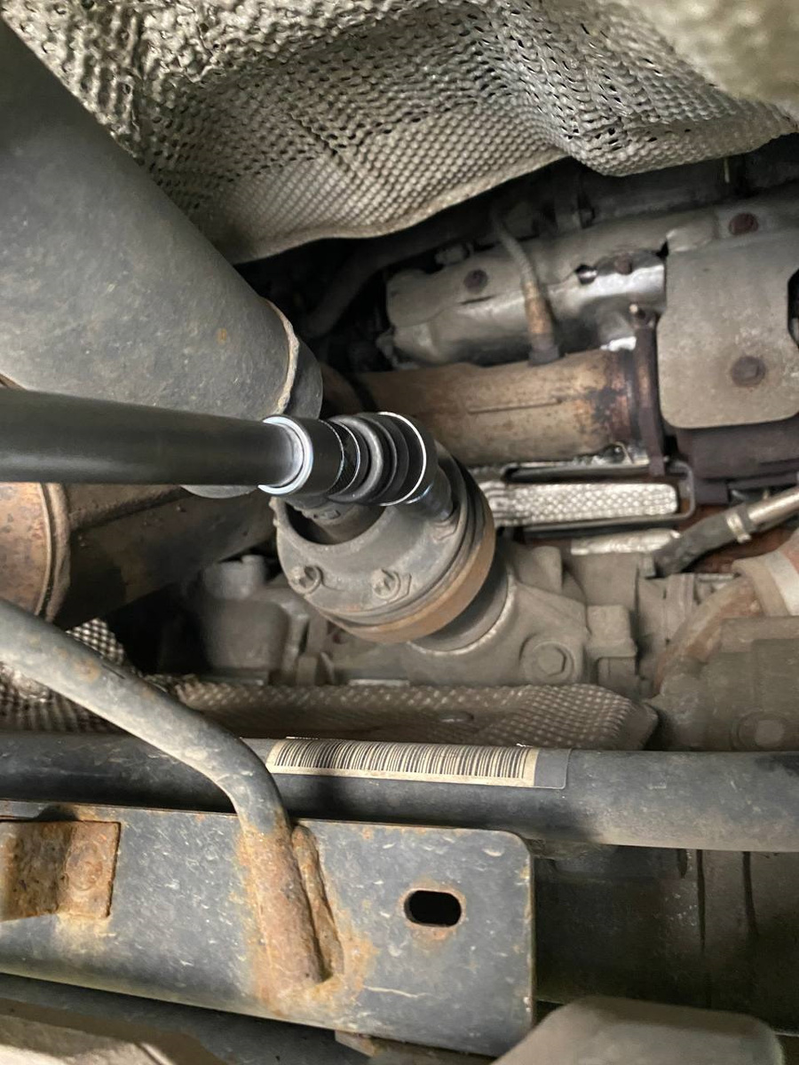 Для начала откручиваем кардан