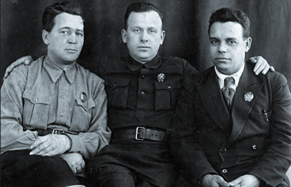 Яков Григорьевич (в центре) с сослуживцами, 1940 г.
