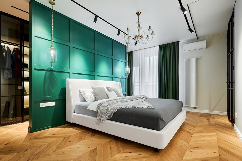 Изумрудный цвет редко используют как основной в небольших помещениях, чтобы не перегружать пространство.