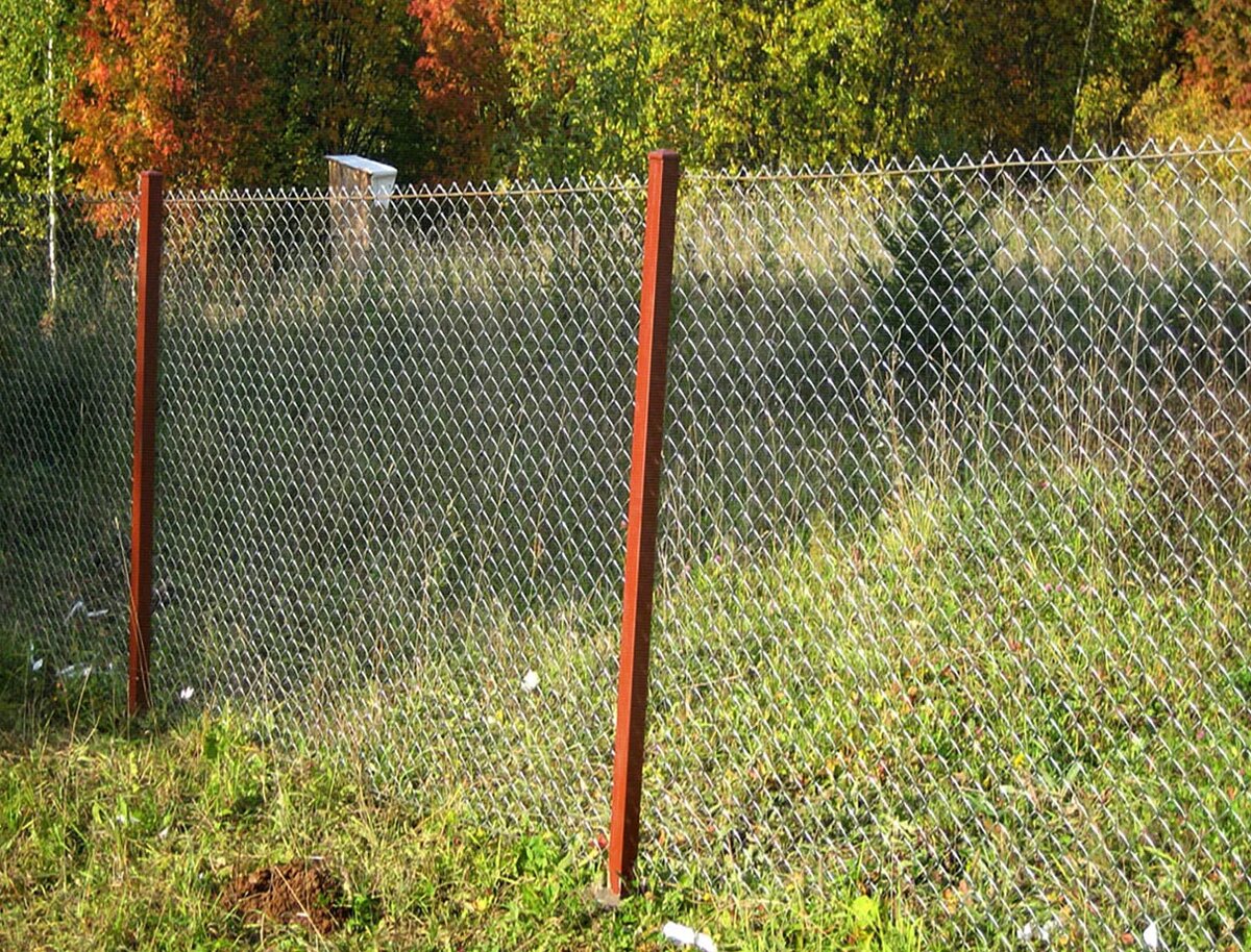 так выглядит забор из дешевой рабицы