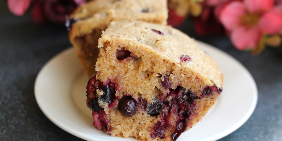 Простой пирог с черной смородиной и орехами в духовке