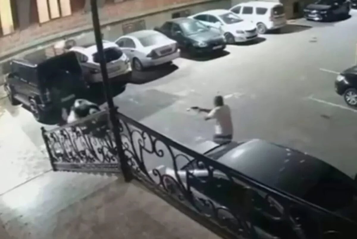    У бойца есть ранения плеча, но сердце пуля не задела, сообщили врачи.