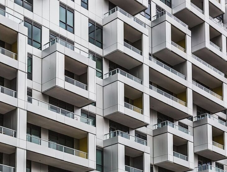 Многоквартирный дом. Источник: piqsels.com.  