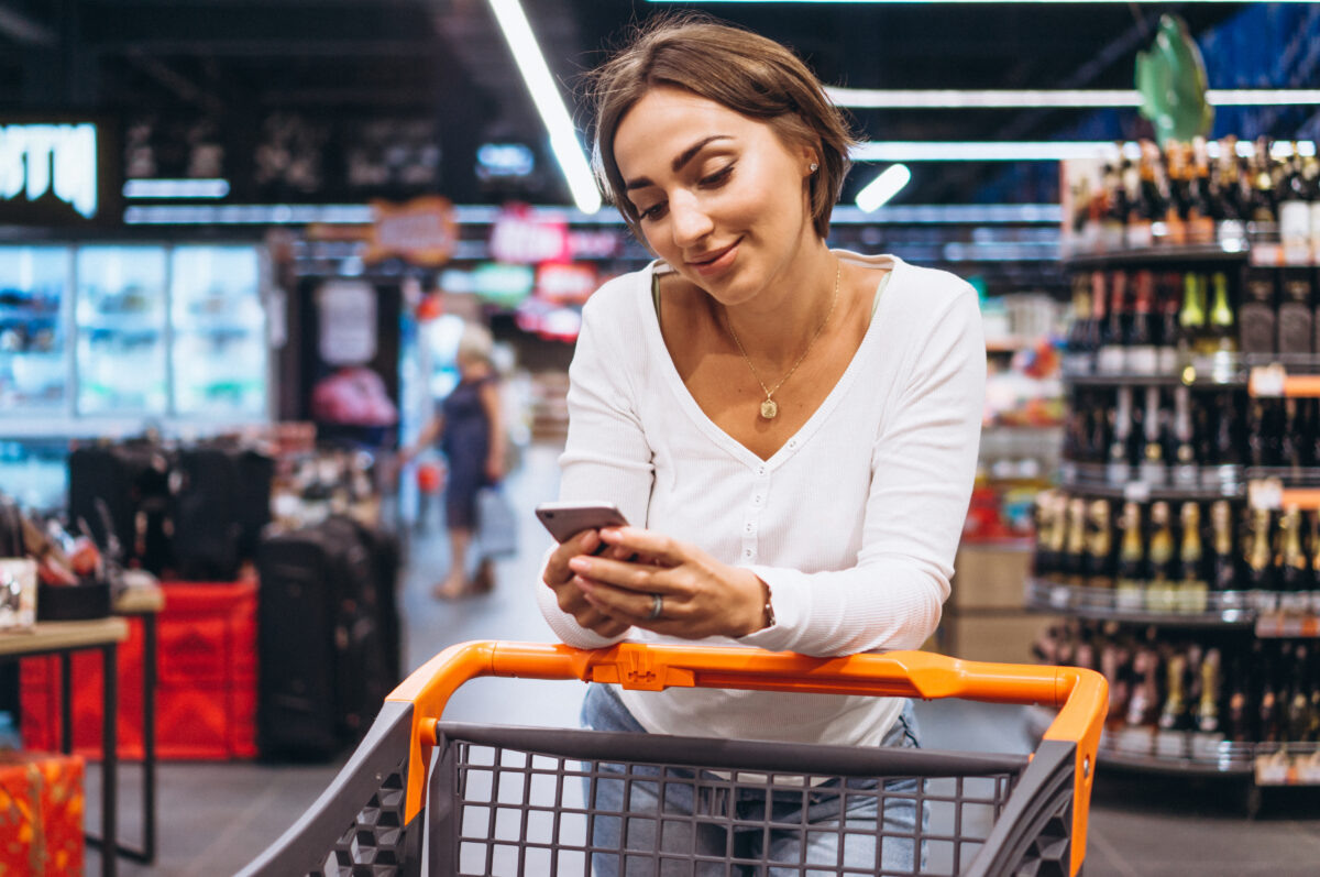    Woman shopping at the grocery store and talking on phone ИА "МордовМедиа"
