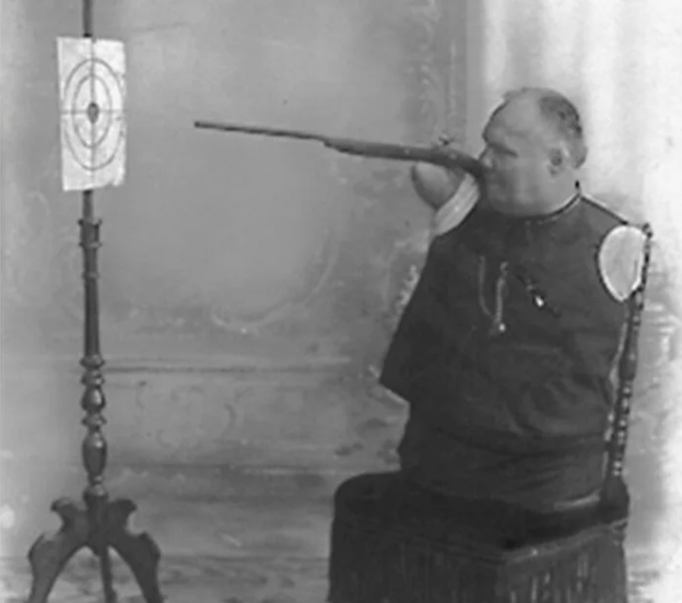 Николай Кобельков стреляет