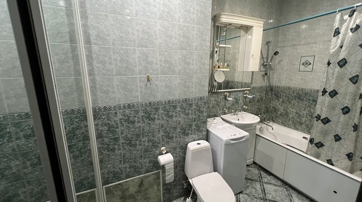 Внутри этой стены, за плиткой, крыса прогрызла путь к зеркальному шкафу в поисках коробки от кефира. Шкаф — слева. Фото героини статьи.