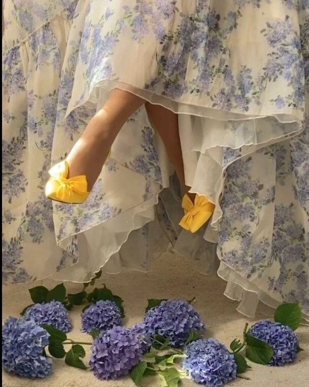 А ты любима? А любишь? А честно? А миллион долларов если за него тебе предложить?....Купля-продажа - это все равно, что ты на панели.... А не лучше ли научиться честному доходу и стать счастливой, свободной и быть в любви там, где она есть? Не унижайся так!