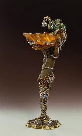 Вот это полет фантазии! Называется эта красота " бокал с мавританкой" (1709 г.), но я думаю, что это русалка, уж больно подножие конструкции напоминает хвост.