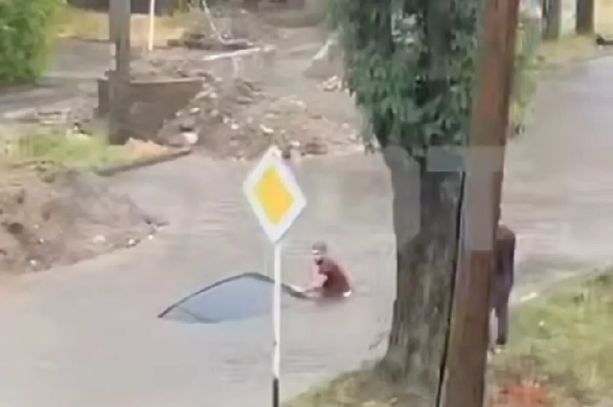    SHOT: жители Нальчика после ливня спасают свои утонувшие машины