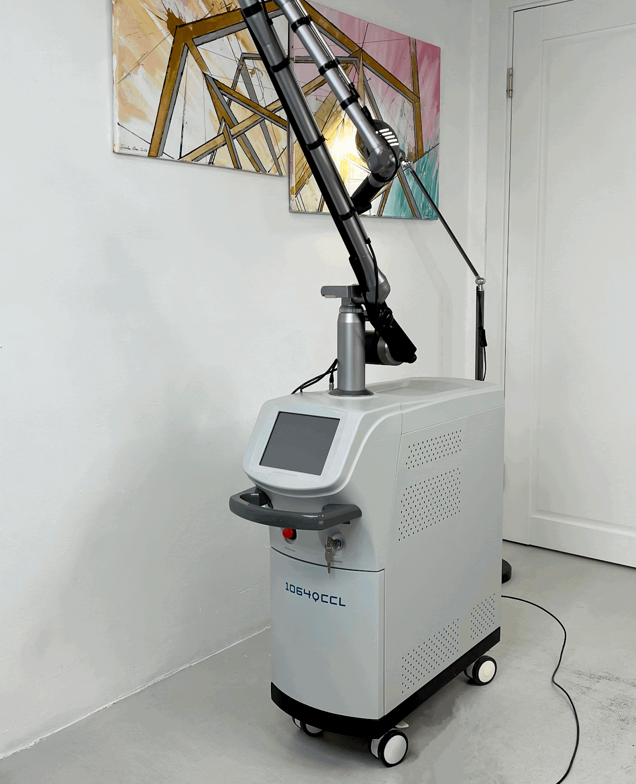 Наносекундный лазер HONKON 1064 QCCL Q-SWITCHED ND:YAG в центре удаления тату «Дисциплина»