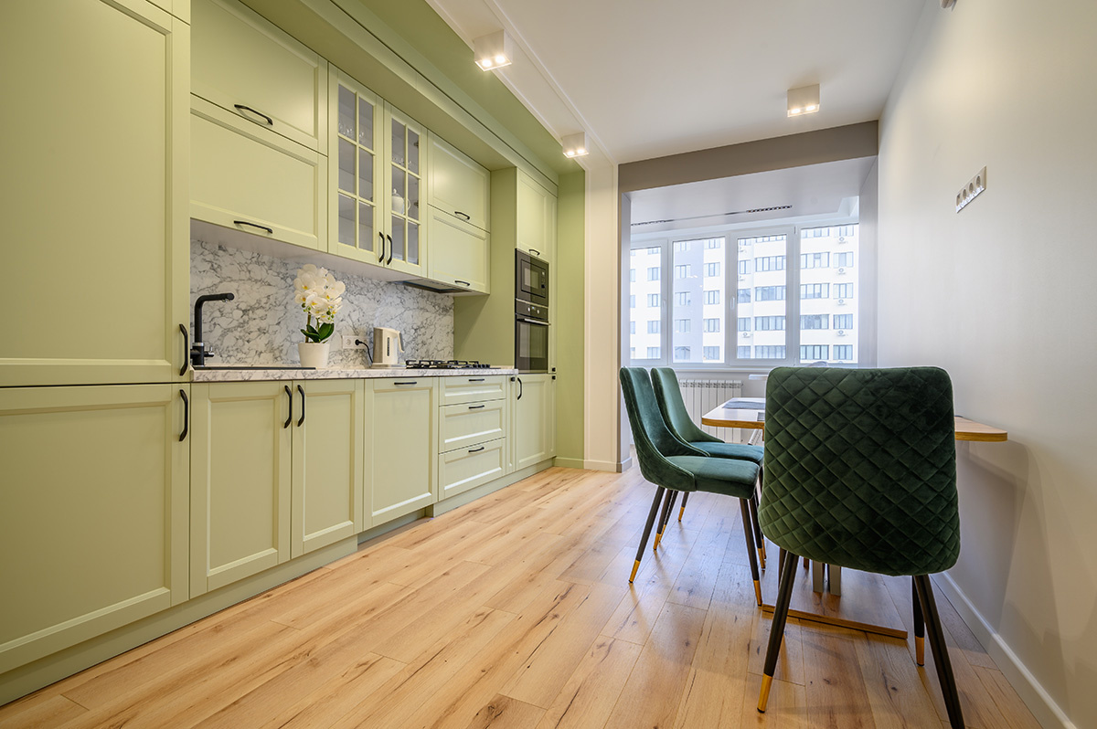 Ламинат — экономичное решение для кухни. Источник: Shutterstock📷
