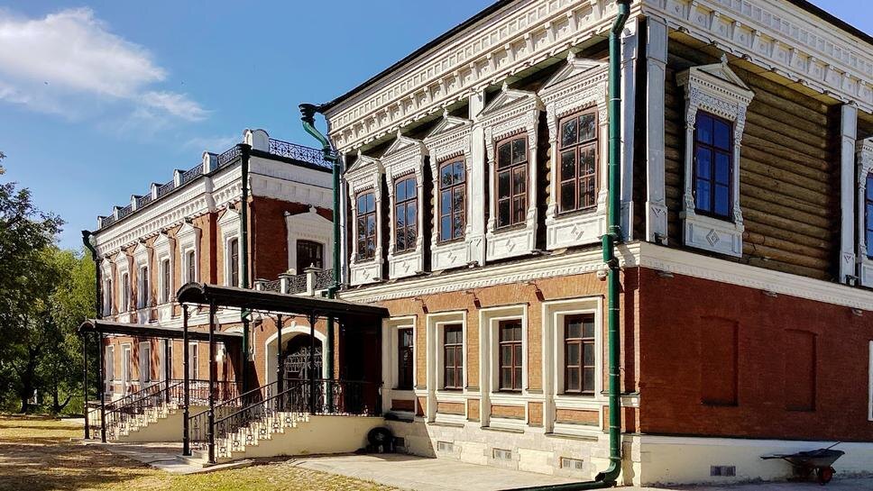 Вход в главный дом усадьбы в Талицах