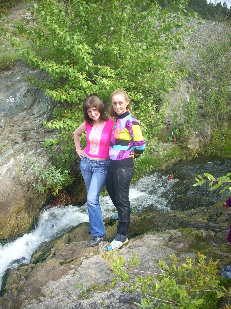 С подругой и кумой Леной, с которой я дружу с первого класса. 2010 год.