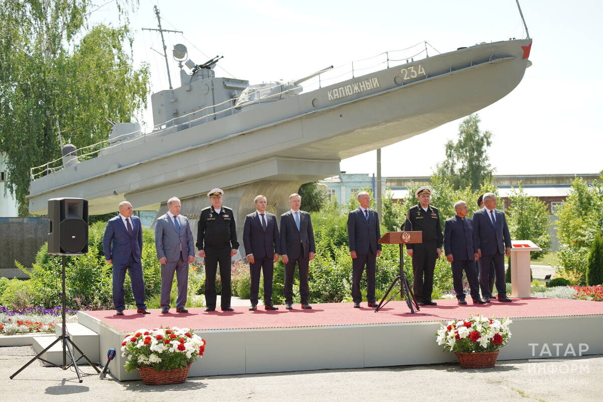 Церемония проходила на центральной площади судостроительного завода, возле легендарного бронекатера «Калюжный»Фото: © Владимир Васильев / «Татар-информ»