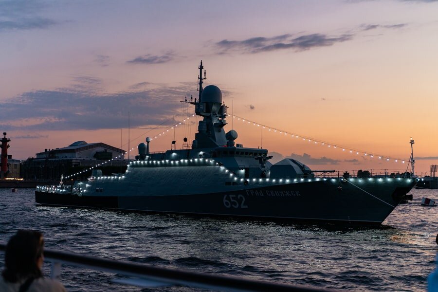 @nevatrip.ru. Корабль в вечерней подсветке