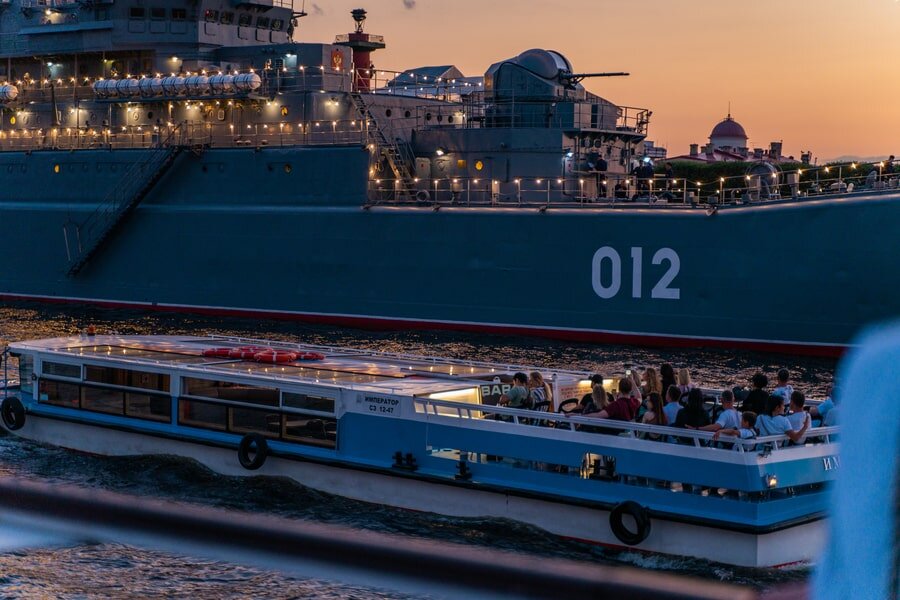 @nevatrip.ru. Экскурсия вдоль парадных кораблей 
