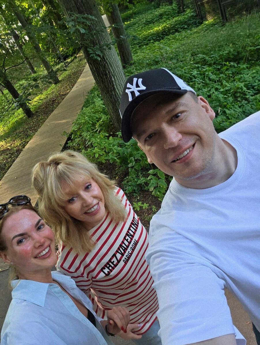    Прохожие сделали селфи с Аллой Пугачёвой в Юрмале. Фото: Инстаграм* @tatyatri