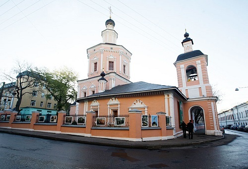 Храм Живоначальной Троицы в Хохлах, где настоятелем является Андрей Ткачев