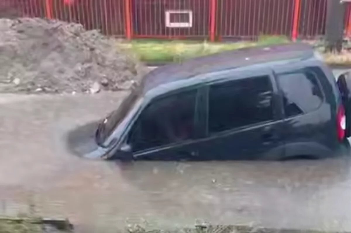    На улице Кешокова затонуло несколько машин.