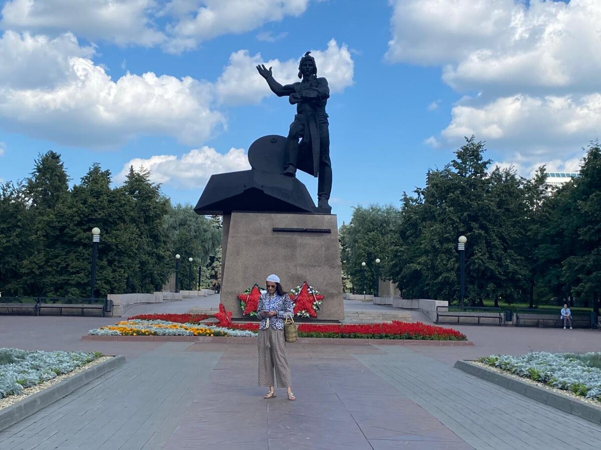 ГОРОД  ЧЕЛЯБИНСК ПАМЯТНИК ТАНКИСТАМ И ВЕЧНЫЙ ОГОНЬ.