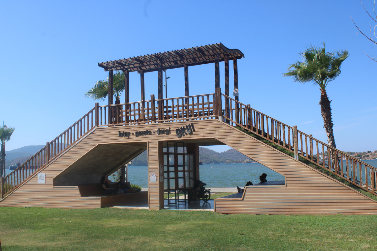 Беседка в парке летчика-шахида Фетхие бея в городе Фетхие