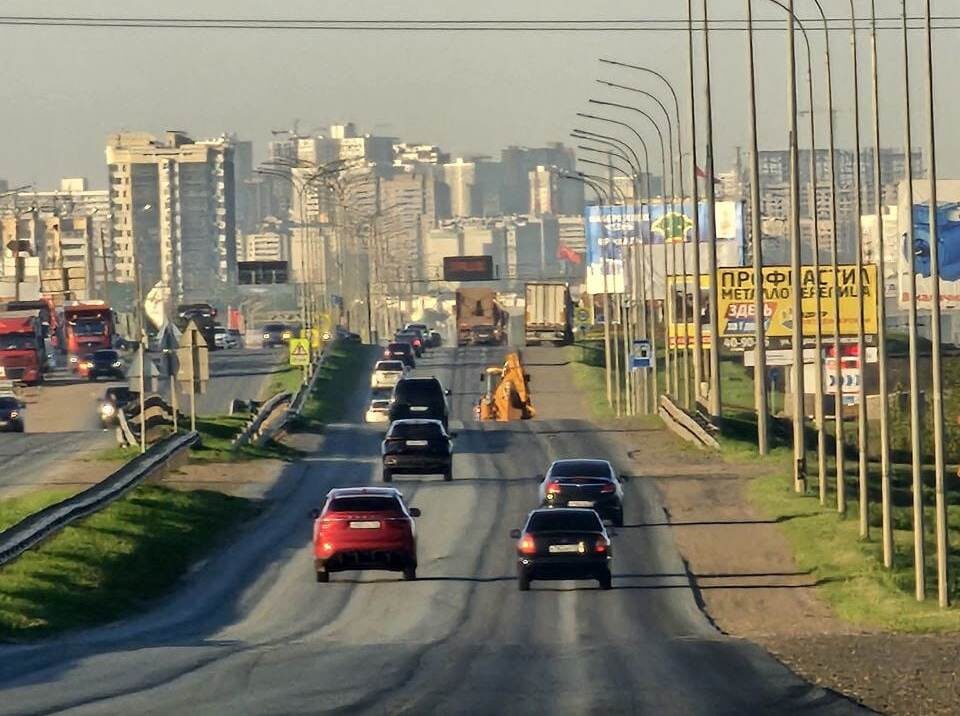 Вот мы уже на въезде в город, за спиной 63 километра на троссе. Оставляем машину на обочине — пробки подождут. Ночью вернёмся, чтобы перегнать её спокойно.