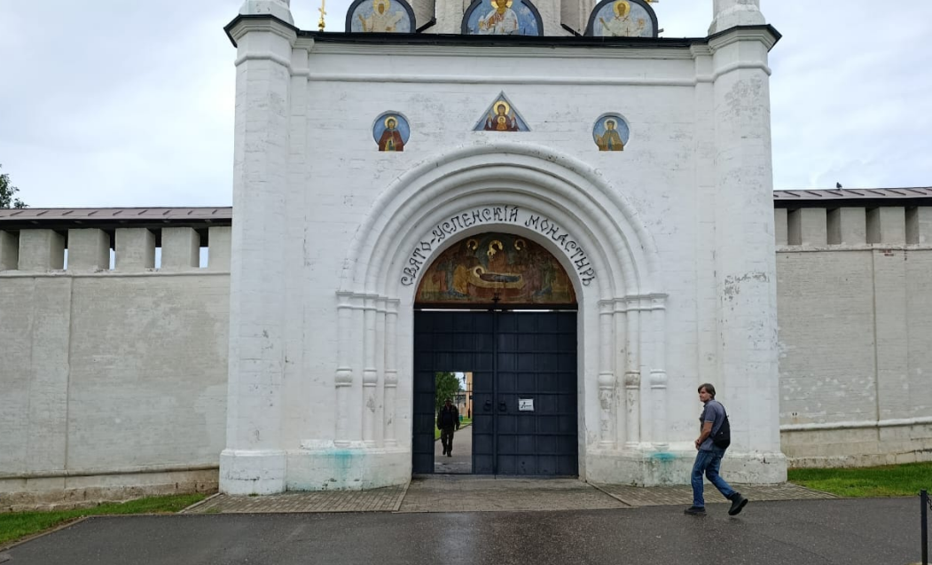 Вход в монастырь. 