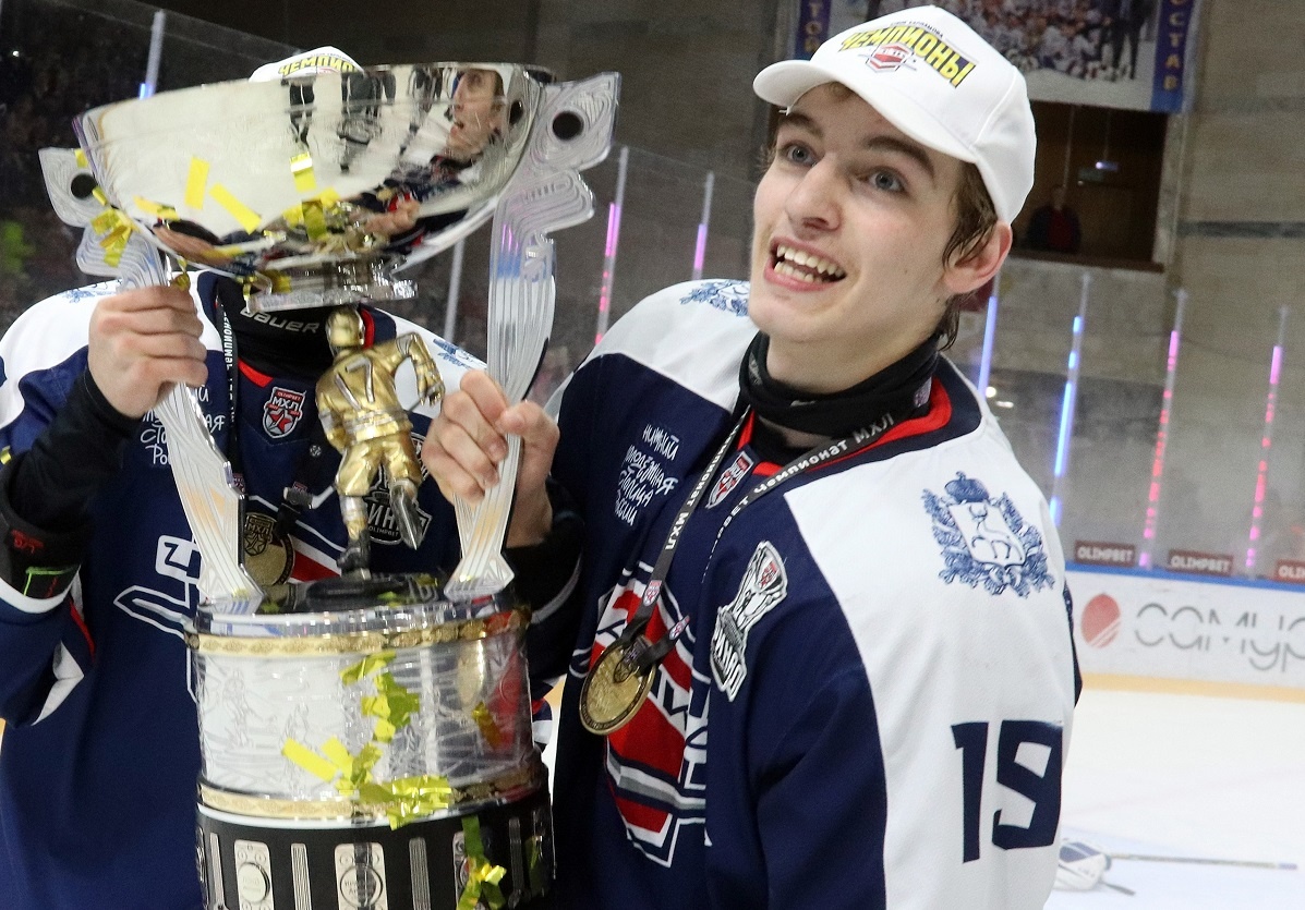    Даниил Омелюсик сразу после победы «Чайки» в МХЛ