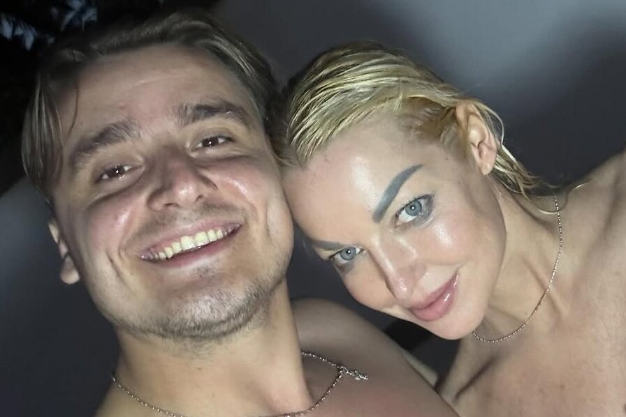    Обнаженная Анастасия Волочкова легла на плечо 26-летнего бойфренда на Мальдивах