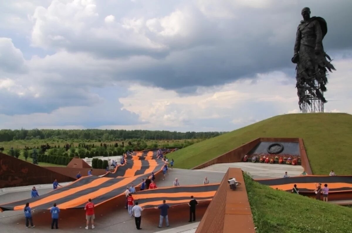    У Ржевского мемориала развернули 300-метровую Георгиевскую ленту