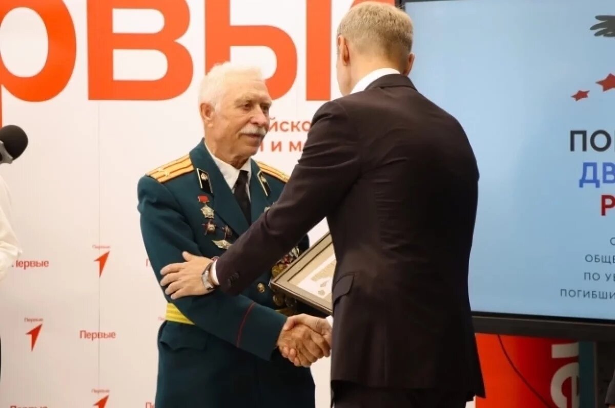    В Тюмени поисковики передали солдатский медальон семье красноармейца