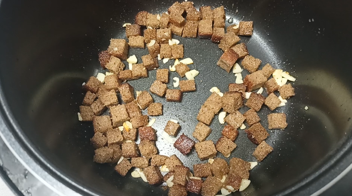Чесночек и кубики хлеба.