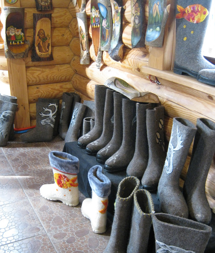 Валенки из валяльной мастерской в сувенирной лавке