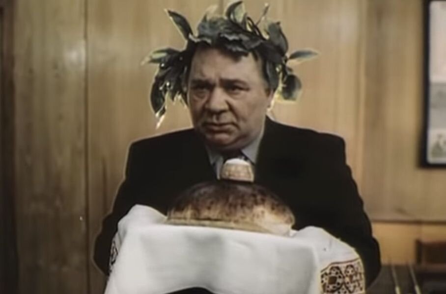 Начальник НИИ в финальной сцене.