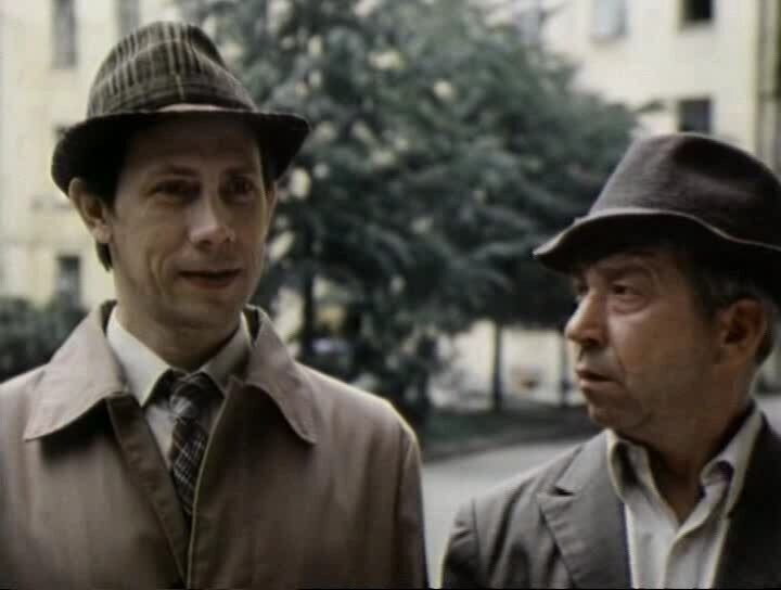 Слева — главный герой, справа — его сосед-алкаш.