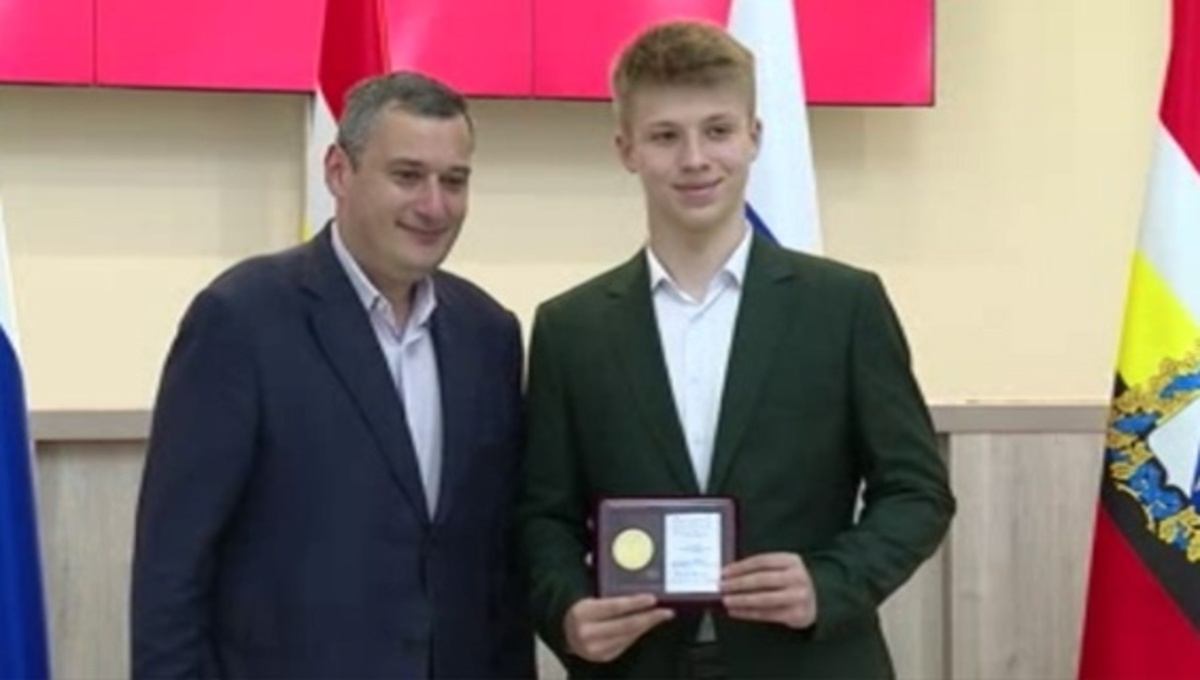    "Я курянин. И я этим горжусь" - слова выгравированы на почетных знаках