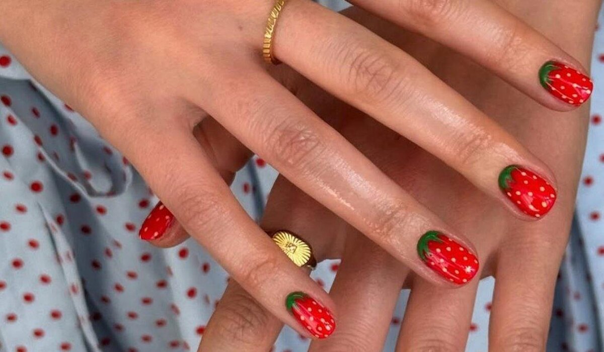     Клубничный маникюр: микротренд, который стоит попробовать этим летом