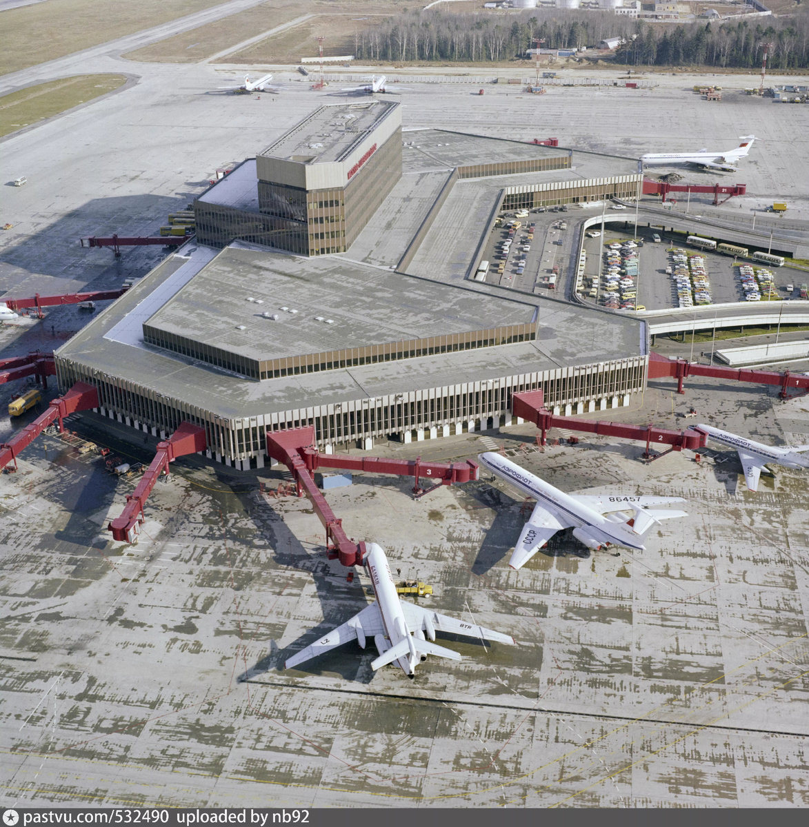 Вид на терминал и телескопические трапы сверху в 1980 году. Автор фото: Helmut Trexler. С сайта www.pastvu.com.